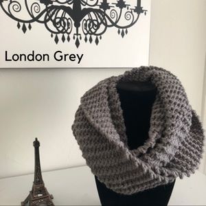 Infinity scarf in grey